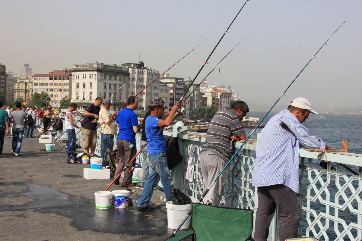 ガラタ橋で釣りをする人々